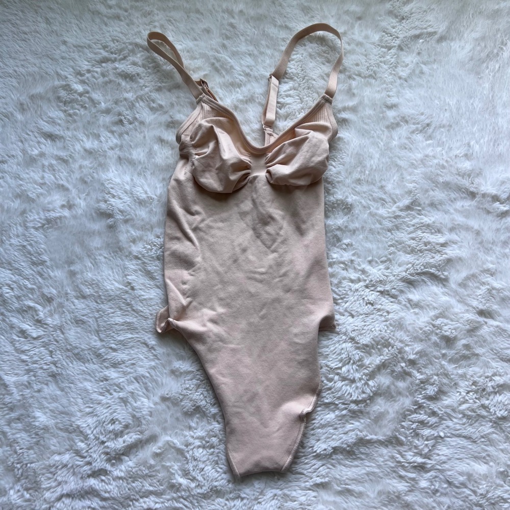 SKIMS‎ Women's Sculpting Seamless Plunge Bodysuit Sand Beige Size Small NWOT